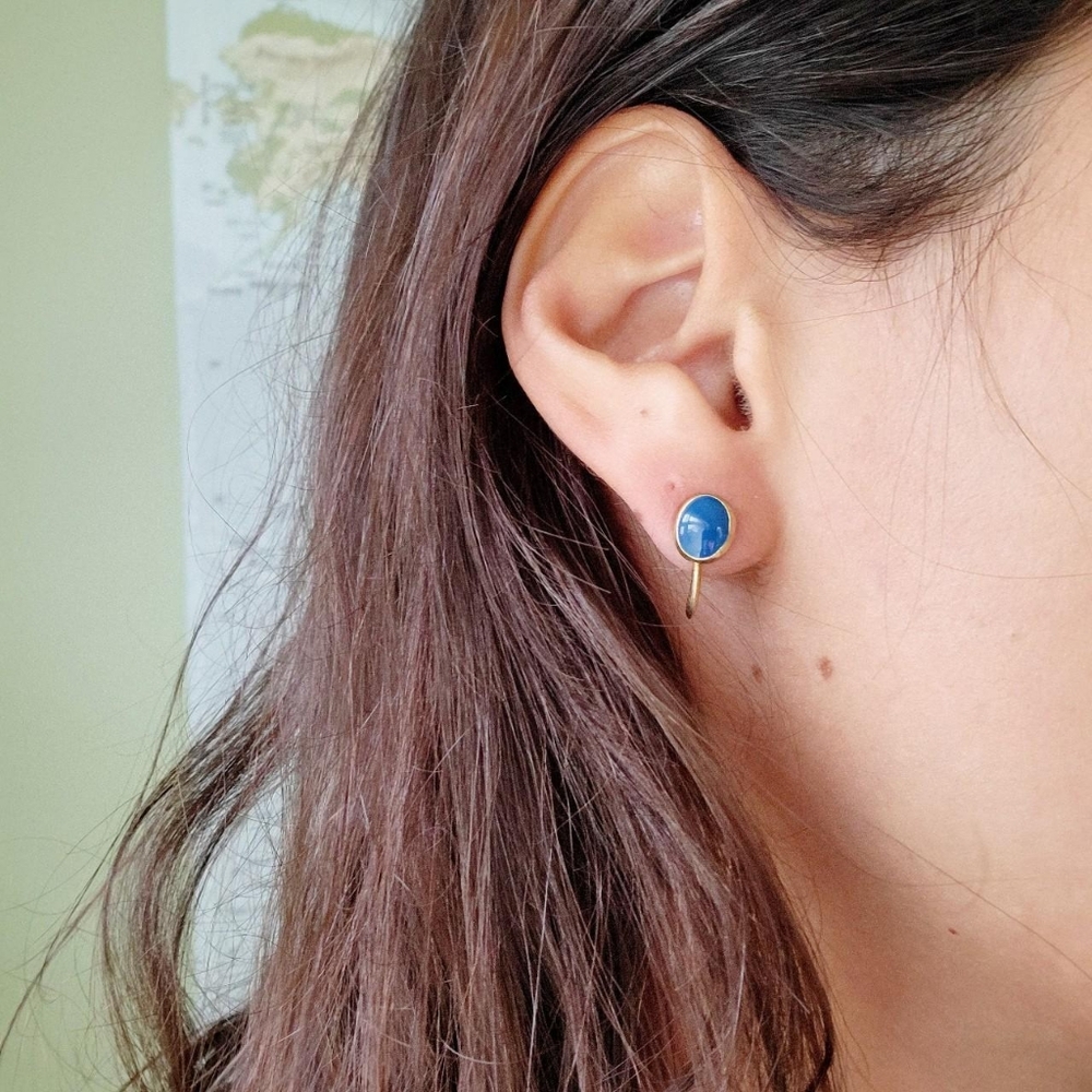 Vintage Pair of Dainty Blue Screwback Clip-On Earrings - Picture 3 of 8